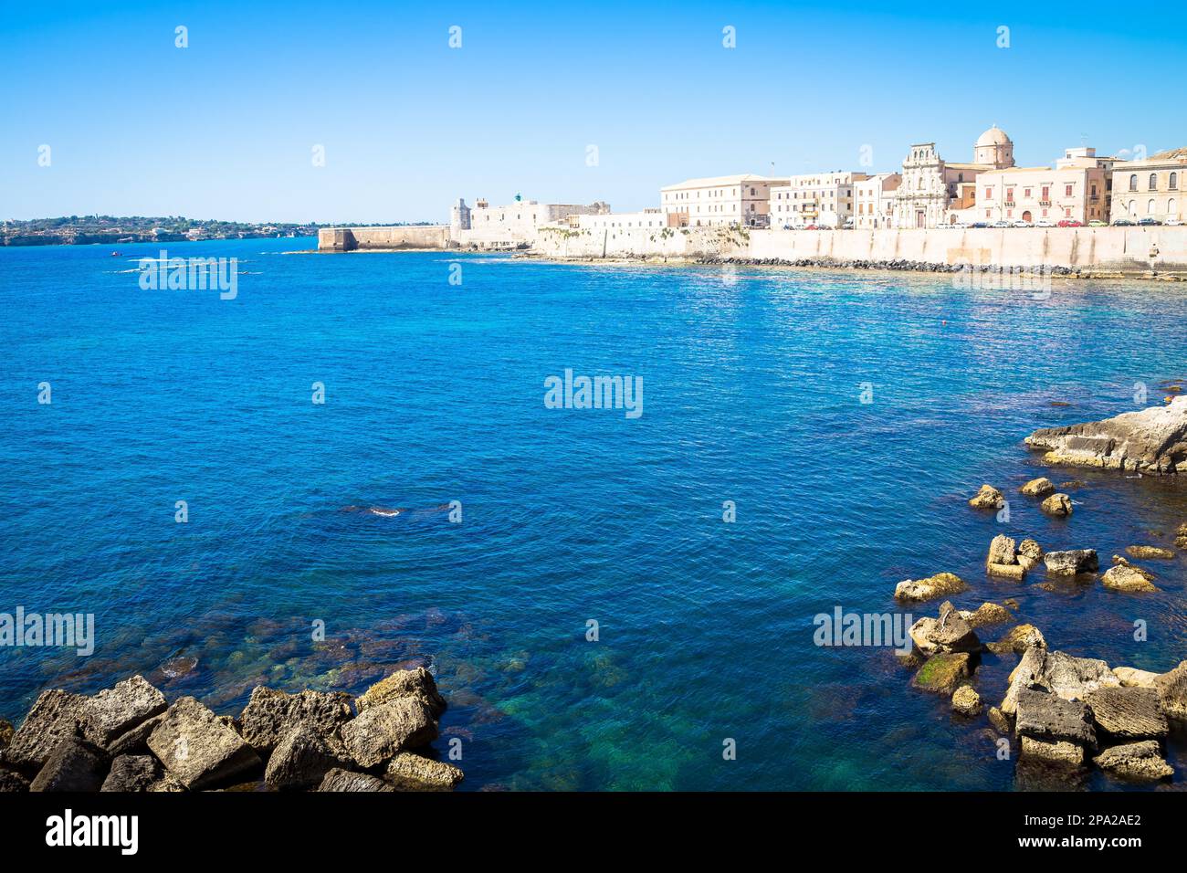 SYRACUSE, ITALIEN - 18. MAI 2018: Blick auf die Ortigia Gegend, Downtown von Syracuse, Sizilien, zu Beginn der Sommersaison Stockfoto