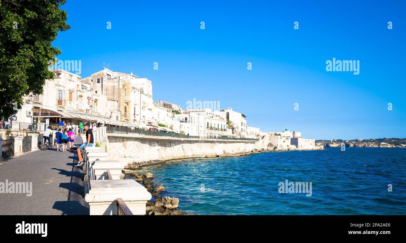 SYRACUSE, ITALIEN - 18. MAI 2018: Blick auf die Ortigia Gegend, Downtown von Syracuse, Sizilien, zu Beginn der Sommersaison Stockfoto