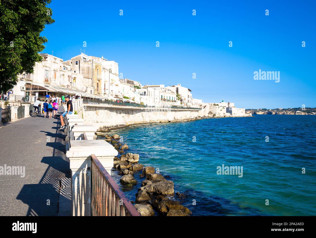 SYRACUSE, ITALIEN - 18. MAI 2018: Blick auf die Ortigia Gegend, Downtown von Syracuse, Sizilien, zu Beginn der Sommersaison Stockfoto
