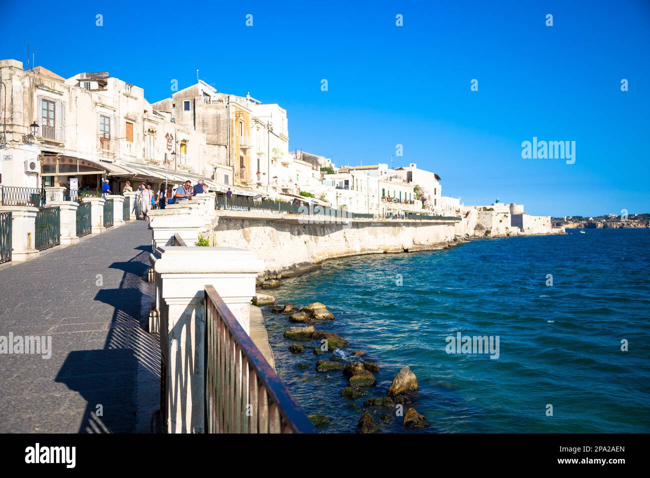SYRACUSE, ITALIEN - 18. MAI 2018: Blick auf die Ortigia Gegend, Downtown von Syracuse, Sizilien, zu Beginn der Sommersaison Stockfoto