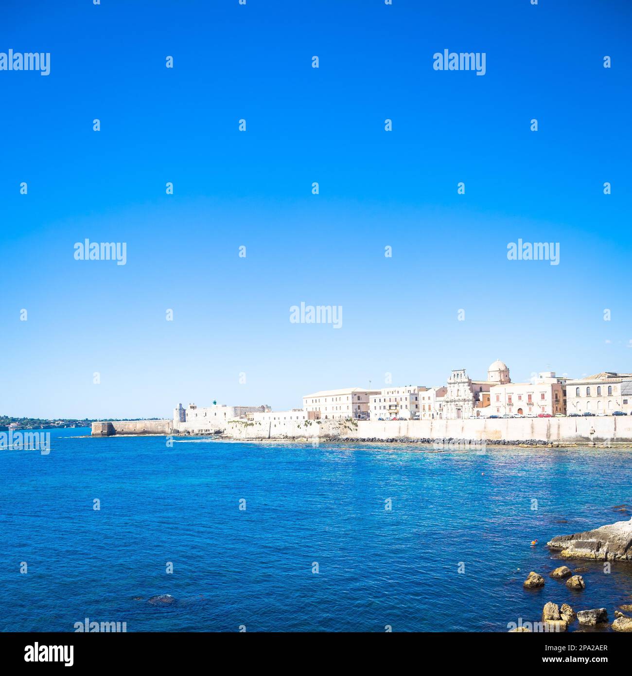 SYRACUSE, ITALIEN - 18. MAI 2018: Blick auf die Ortigia Gegend, Downtown von Syracuse, Sizilien, zu Beginn der Sommersaison Stockfoto