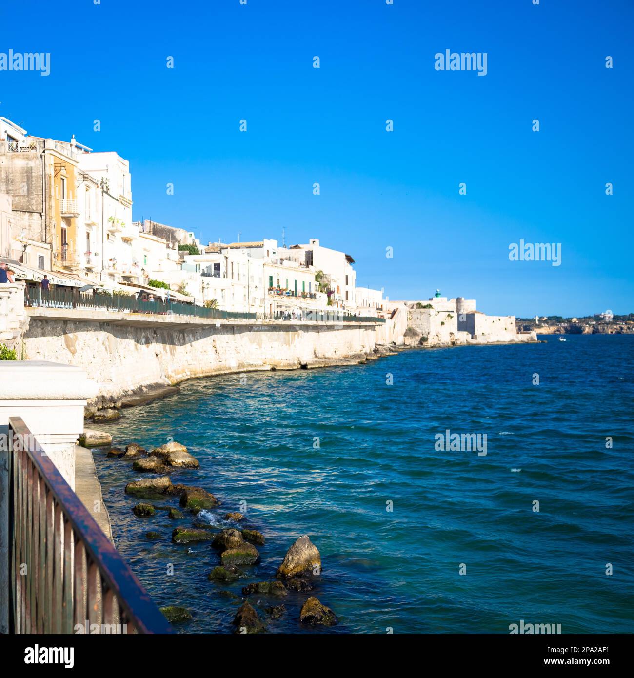 SYRACUSE, ITALIEN - 18. MAI 2018: Blick auf die Ortigia Gegend, Downtown von Syracuse, Sizilien, zu Beginn der Sommersaison Stockfoto