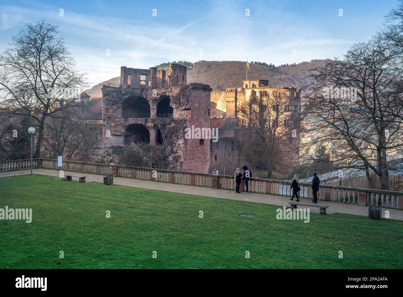 Blick auf das Heidelberger Schloss mit Pulverturm (Pulverturm/Krautturm) Ruinen - Heidelberg, Deutschland Stockfoto