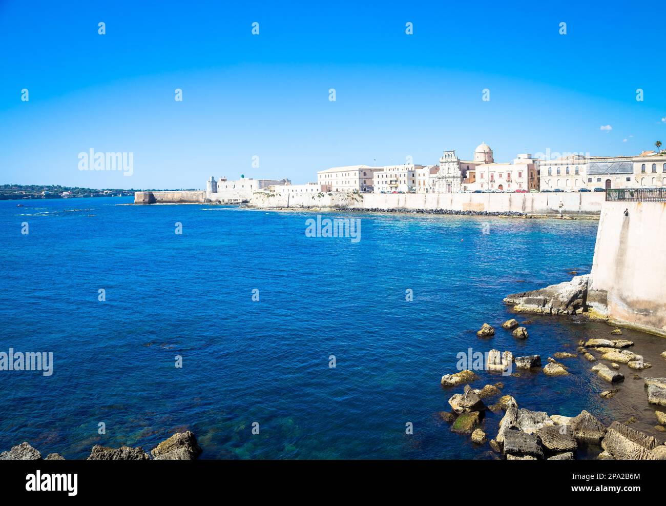SYRACUSE, ITALIEN - 18. MAI 2018: Blick auf die Ortigia Gegend, Downtown von Syracuse, Sizilien, zu Beginn der Sommersaison Stockfoto