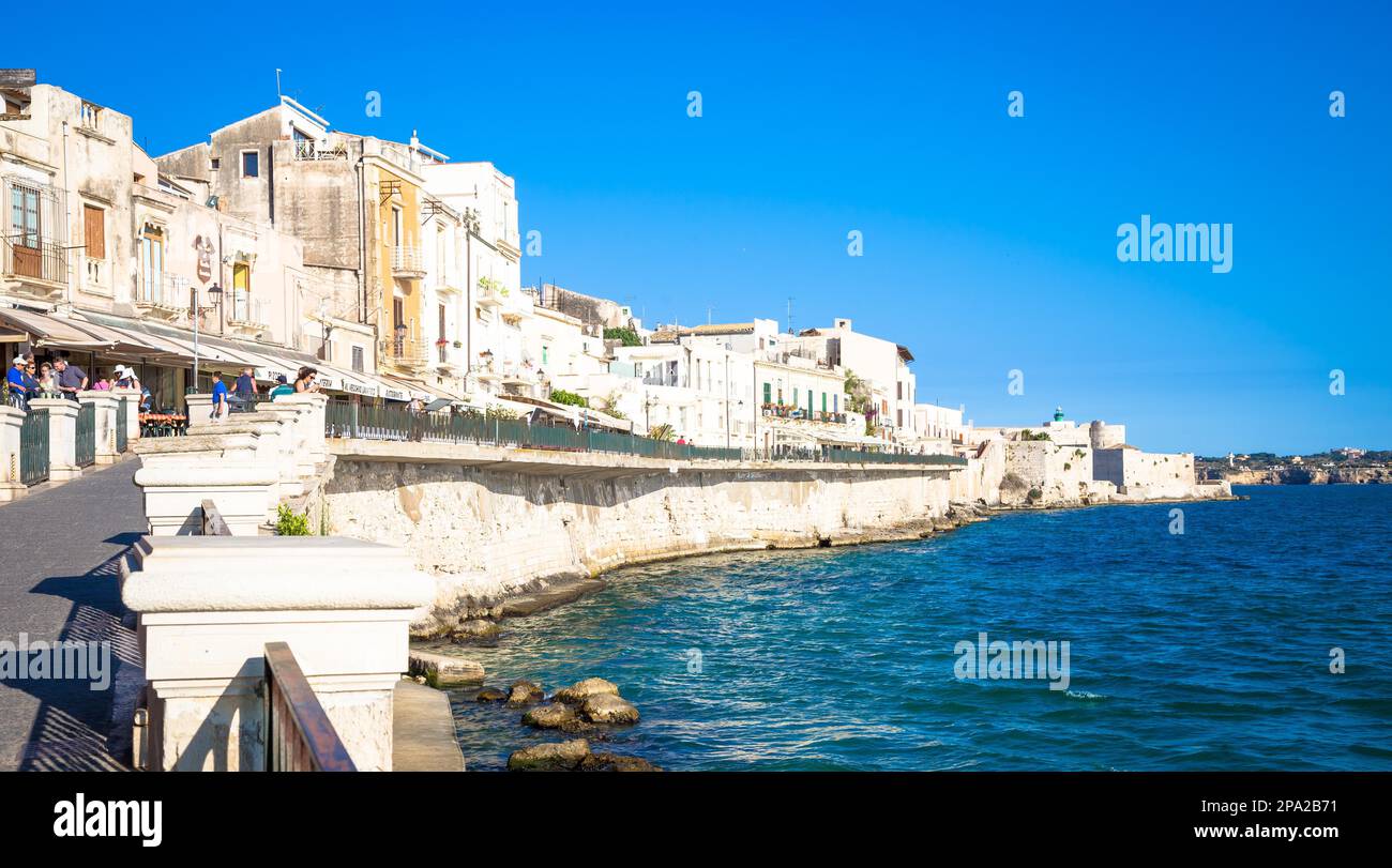 SYRACUSE, ITALIEN - 18. MAI 2018: Blick auf die Ortigia Gegend, Downtown von Syracuse, Sizilien, zu Beginn der Sommersaison Stockfoto