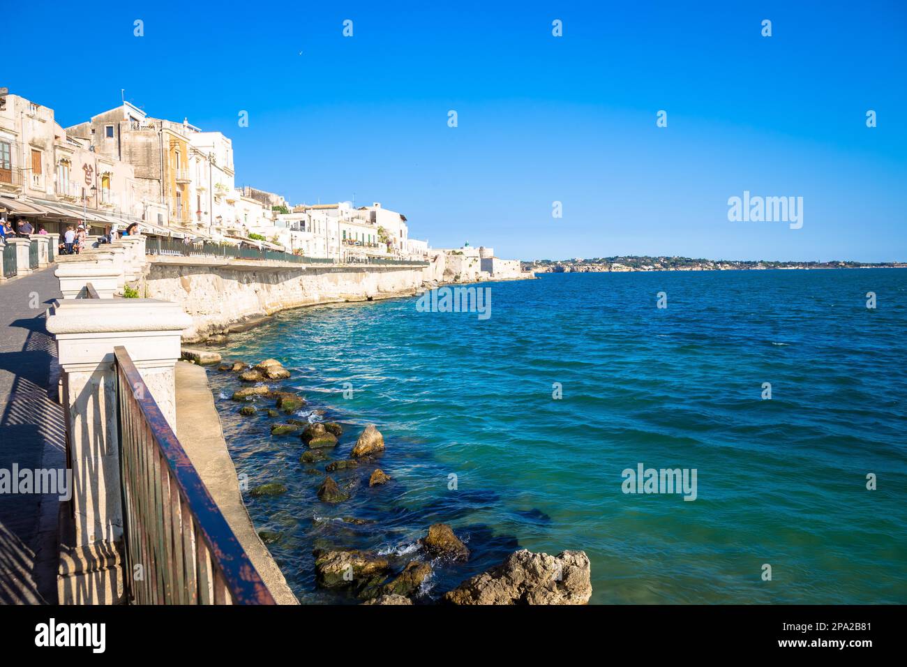 SYRACUSE, ITALIEN - 18. MAI 2018: Blick auf die Ortigia Gegend, Downtown von Syracuse, Sizilien, zu Beginn der Sommersaison Stockfoto