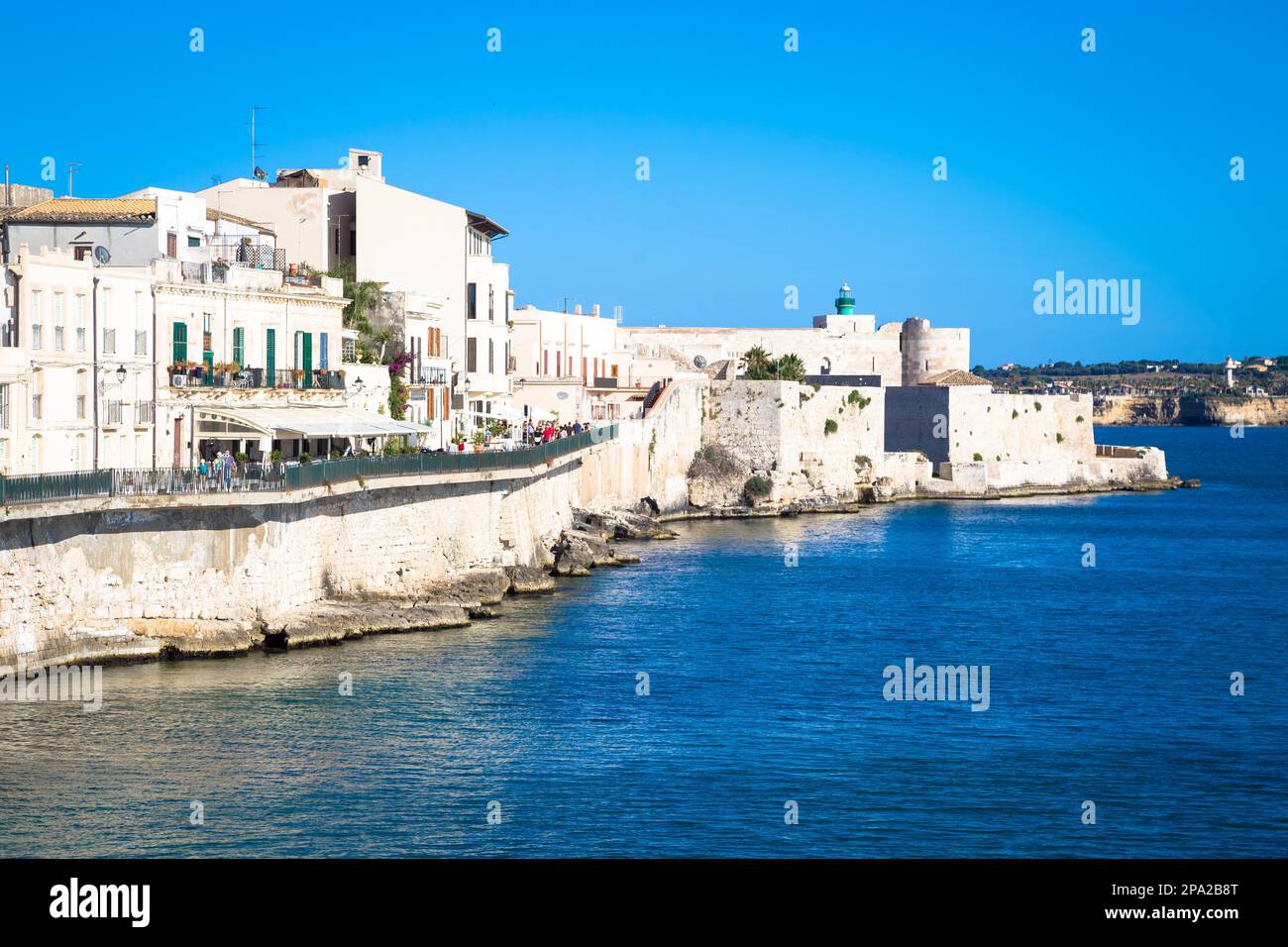 SYRACUSE, ITALIEN - 18. MAI 2018: Blick auf die Ortigia Gegend, Downtown von Syracuse, Sizilien, zu Beginn der Sommersaison Stockfoto