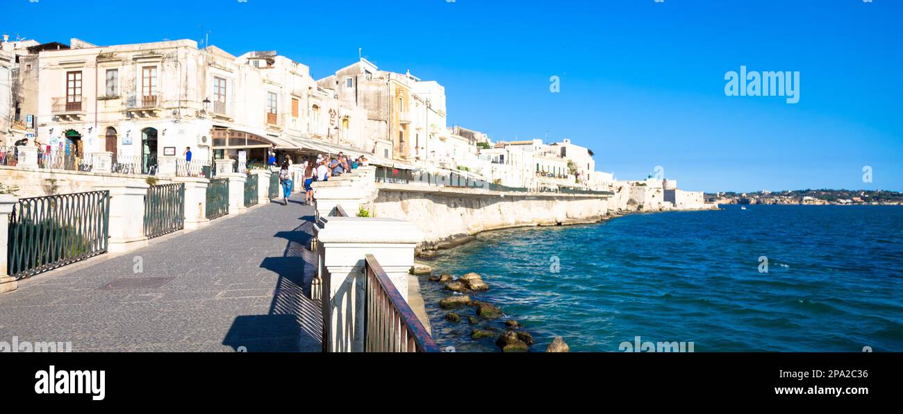 SYRACUSE, ITALIEN - 18. MAI 2018: Blick auf die Ortigia Gegend, Downtown von Syracuse, Sizilien, zu Beginn der Sommersaison Stockfoto