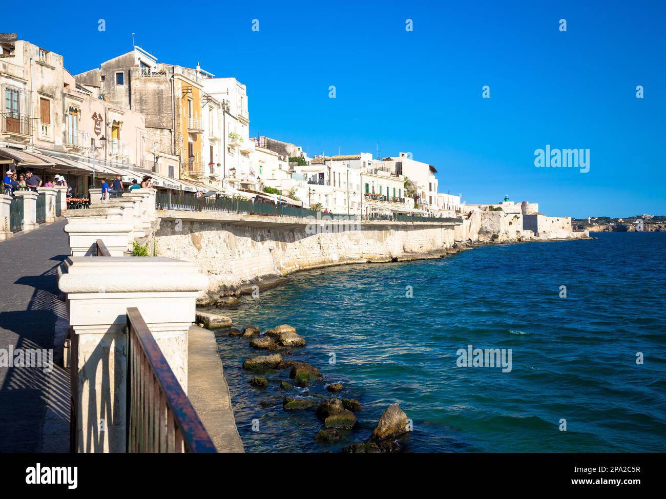 SYRACUSE, ITALIEN - 18. MAI 2018: Blick auf die Ortigia Gegend, Downtown von Syracuse, Sizilien, zu Beginn der Sommersaison Stockfoto