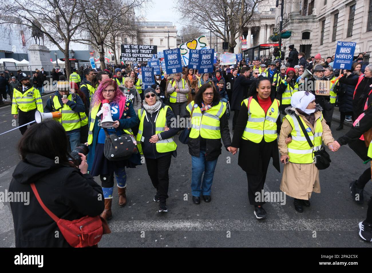 Trafalgar Square, London, Großbritannien. 11. März 2023 ein marsch und eine Kundgebung in London für den NHS. Kredit: Matthew Chattle/Alamy Live News Stockfoto