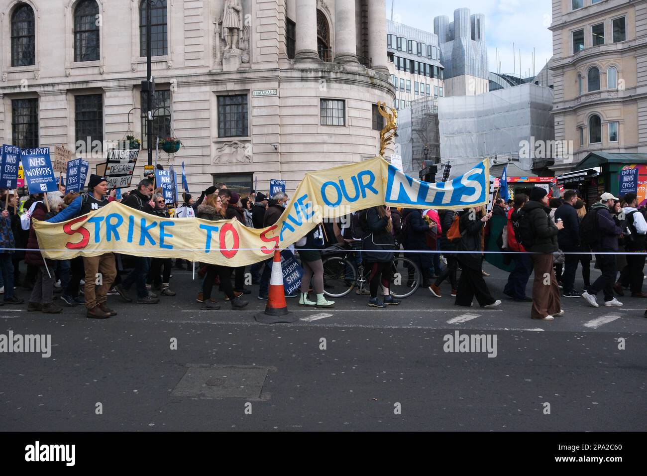 Trafalgar Square, London, Großbritannien. 11. März 2023 ein marsch und eine Kundgebung in London für den NHS. Kredit: Matthew Chattle/Alamy Live News Stockfoto