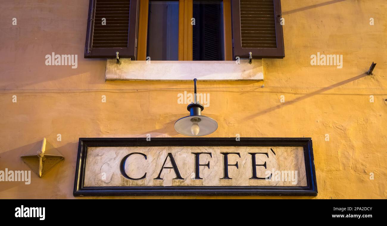 Rom, Italien. An der Wand befindet sich ein Schild mit dem Aufdruck „Tradiotional Vintage“-Kaffee Stockfoto