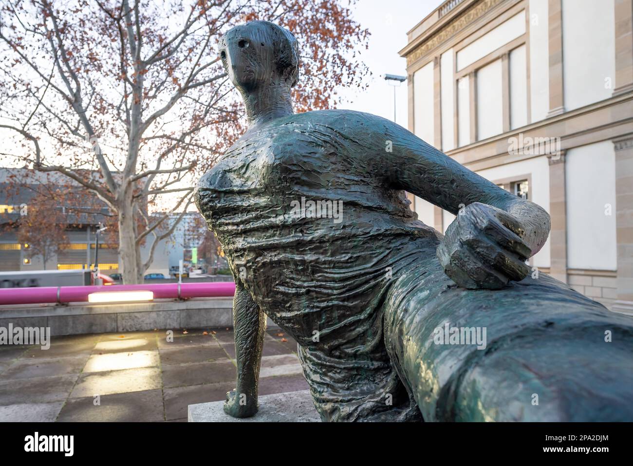 Drapierte Sculpture der liegenden Frau von Henry Moore in der Neuen Staatsgalerie - Stuttgart Stockfoto