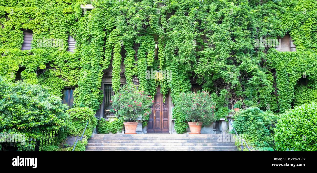 Integration von Natur und Immobilien auf diesem alten italienischen Gebäude Stockfoto