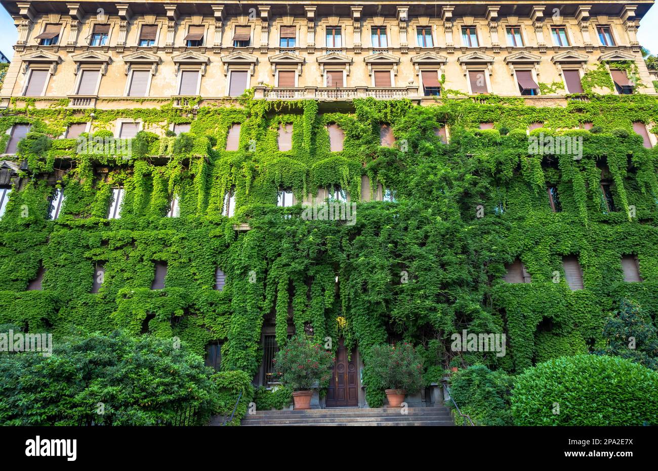 Integration von Natur und Immobilien auf diesem alten italienischen Gebäude Stockfoto