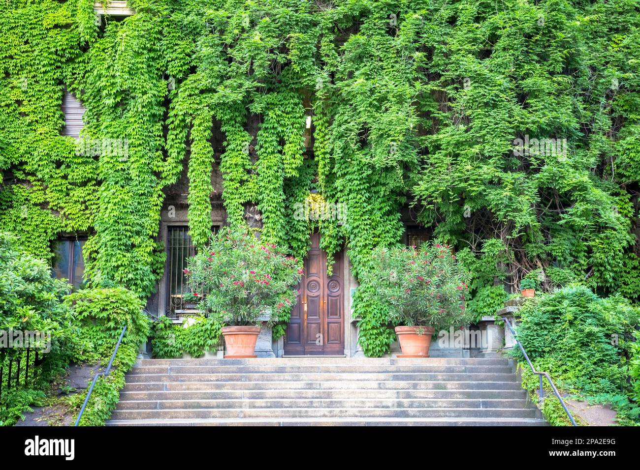 Integration von Natur und Immobilien auf diesem alten italienischen Gebäude Stockfoto