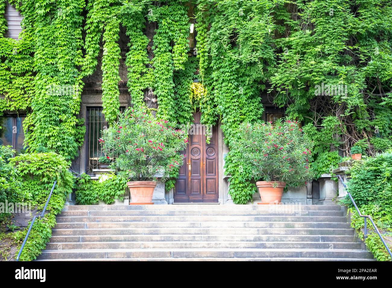 Integration von Natur und Immobilien auf diesem alten italienischen Gebäude Stockfoto