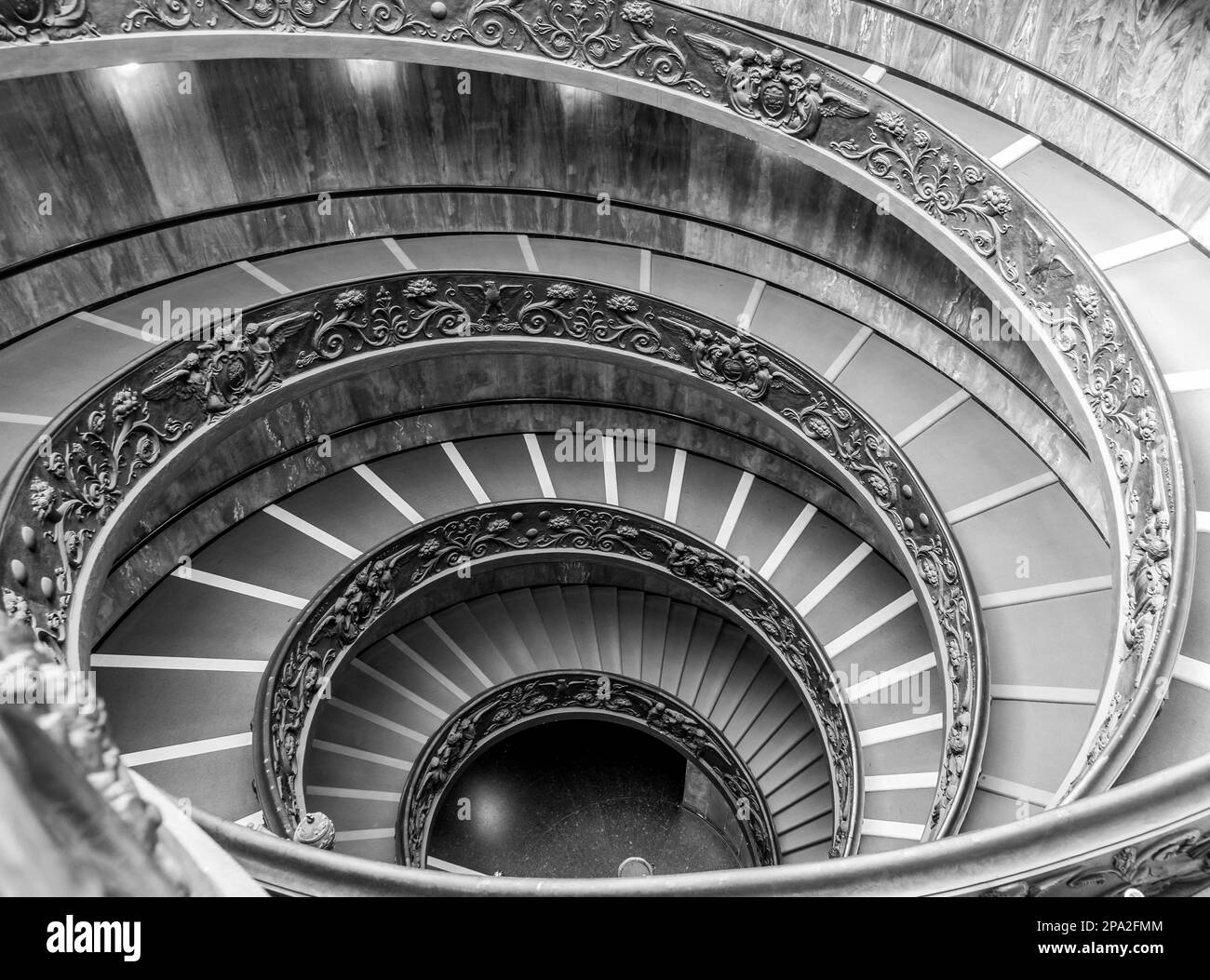 ROM, ITALIEN - CA. SEPTEMBER 2020: Die berühmte Wendeltreppe mit Doppelhelix. Vatikanmuseum, 1932 von Giuseppe Momo gemacht Stockfoto