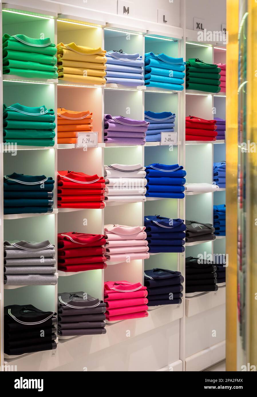 Poloshirt Shop Interieur - Mode-Shop Stockfoto