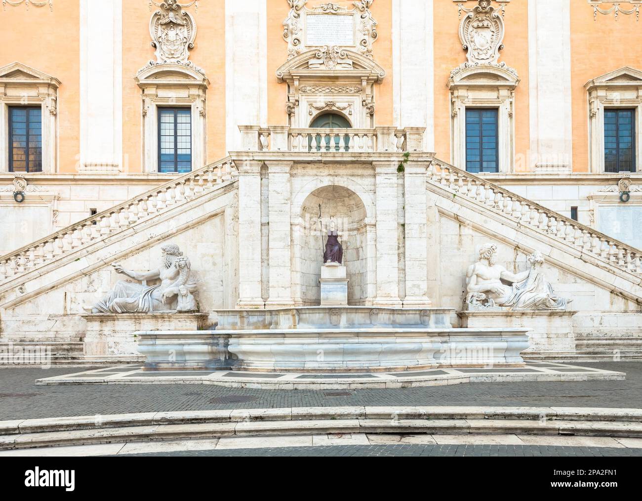 Rom, Italien. Blick auf die Treppe des Palazzo Senatorio, ein Meisterwerk der Renaissance. Die doppelte Treppenrampe wurde von Michelangelo AS entworfen Stockfoto