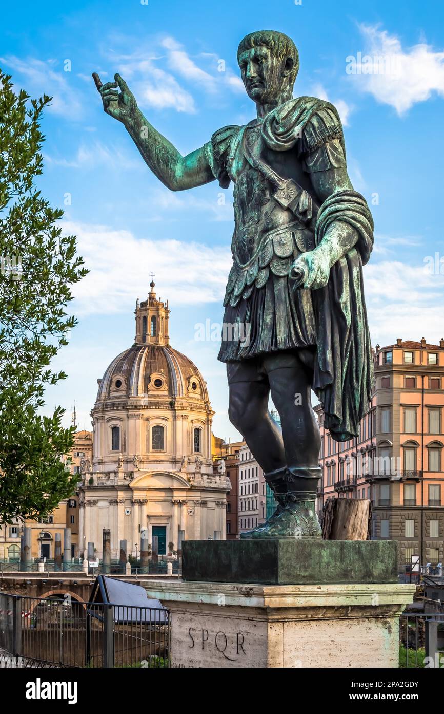 ITALIEN, ROM - CA. AUGUST 2020: Statue des Kaisers Cäsar, aus Bronze. Natürliches Sonnenaufgangslicht. Altes Vorbild für Führungsschiff und Autorität Stockfoto