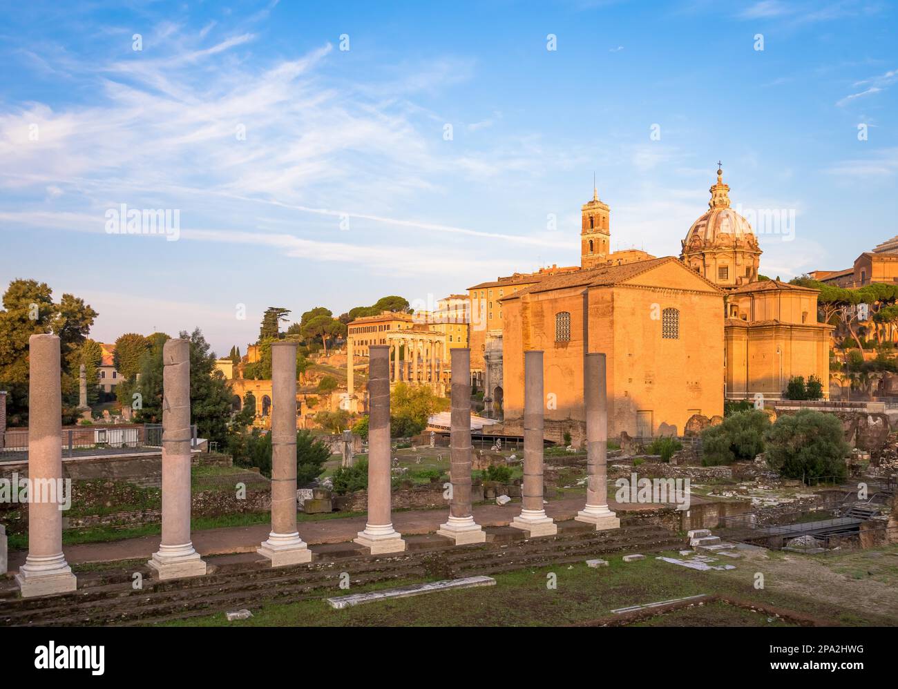 ROM, ITALIEN - CA. AUGUST 2020: sonnenaufgang mit blauem Himmel auf römischer antiker Architektur Stockfoto
