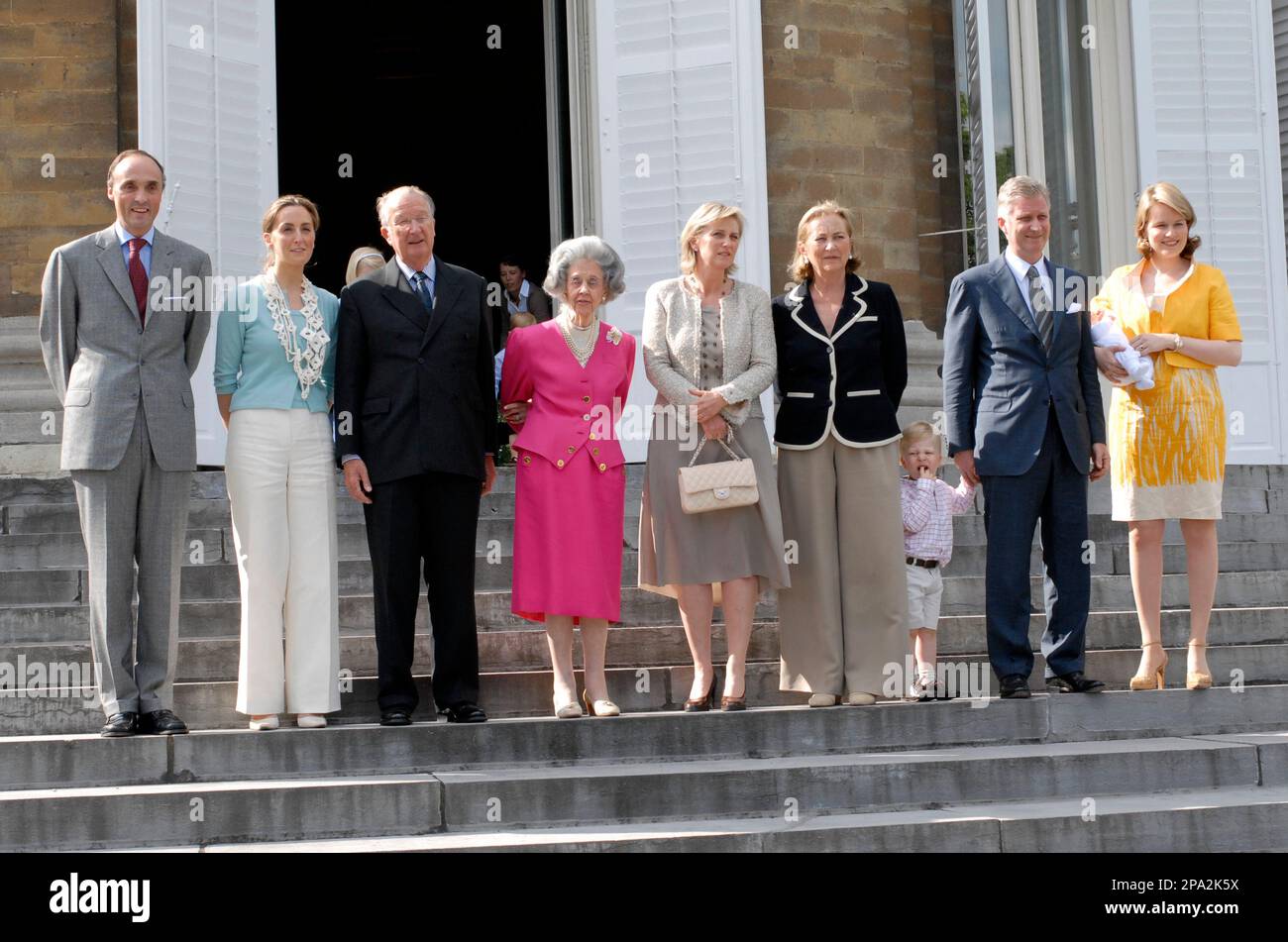 Queen Fabiola of Belgium, fourth from left, wife of former King Baudouin of Belgium, celebrates her 80th birthday, that takes place actually on June 11, along with the Belgium Royal Family during a gathering at the Royal Castle of Laeken outside Brussels, Tuesday June 3, 2008. From left to right: Prince Lorenz, Princess Claire, King Albert II, Queen Fabiola, Princess Astrid, Queen Paola, Crown Prince Philippe, Princess Mathilde. ( AP Photo/ Thierry Charlier.) Stockfoto