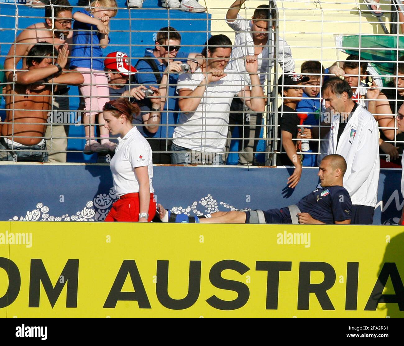 Italy defender and captain Fabio Cannavaro is carried off the field on a stretcher after injuring his left ankle during a training session of the Italian national soccer team in Enzersdorf, near Vienna, Monday, Friday, June 2, 2008. Italy is in group C at the Euro 2008 European Soccer Championships in Austria and Switzerland. (AP Photo/Alessandra Tarantino) Stockfoto