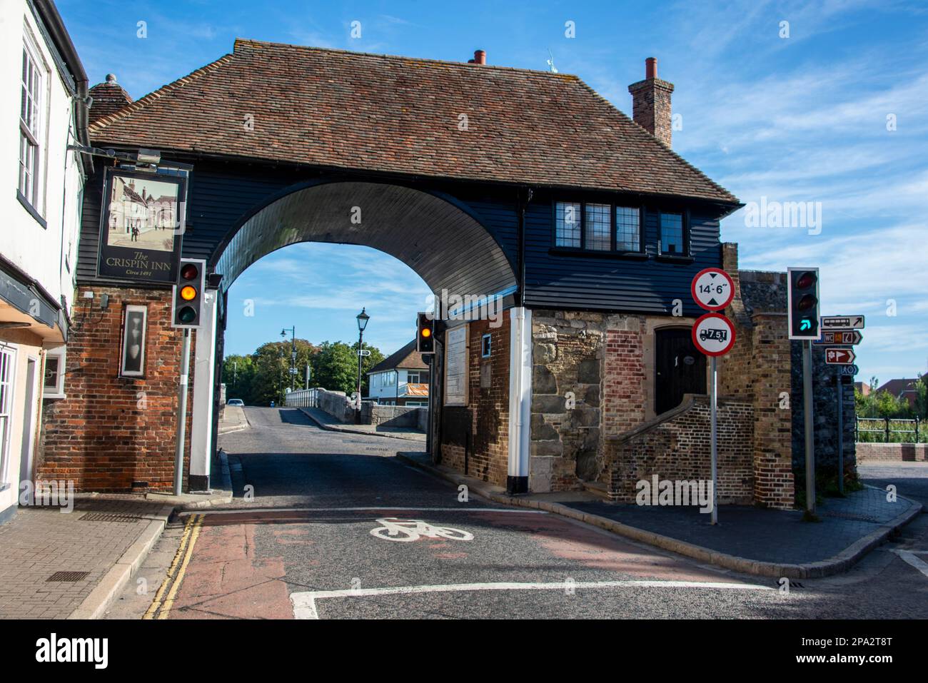 Der Barbican in Sandwich in Kent, England, wurde im 16. Jahrhundert erbaut. Es besteht aus zwei runden Türmen, mit karierten Steinen und Feuersteinen. A Stockfoto