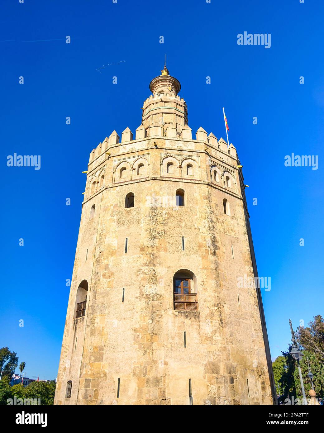 Fassade aus dem Kolonialstil mit blauem Himmel. Auf Spanisch heißt das Gebäude Torre del Oro. Stockfoto