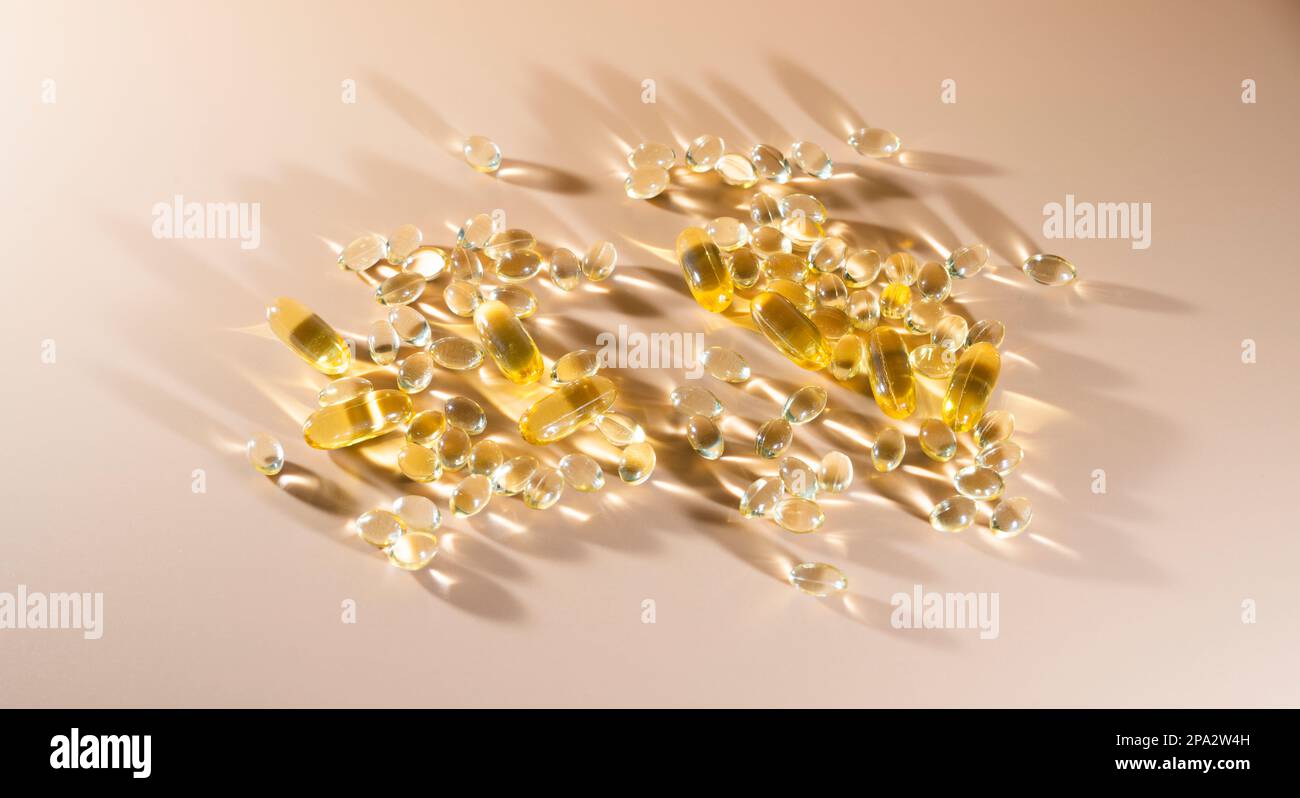 Vitamin D, Omega 3, Omega 6, Nahrungsergänzungsöl Fischöl, Vitamin A, Vitamin E, Leinsamenöl Stockfoto