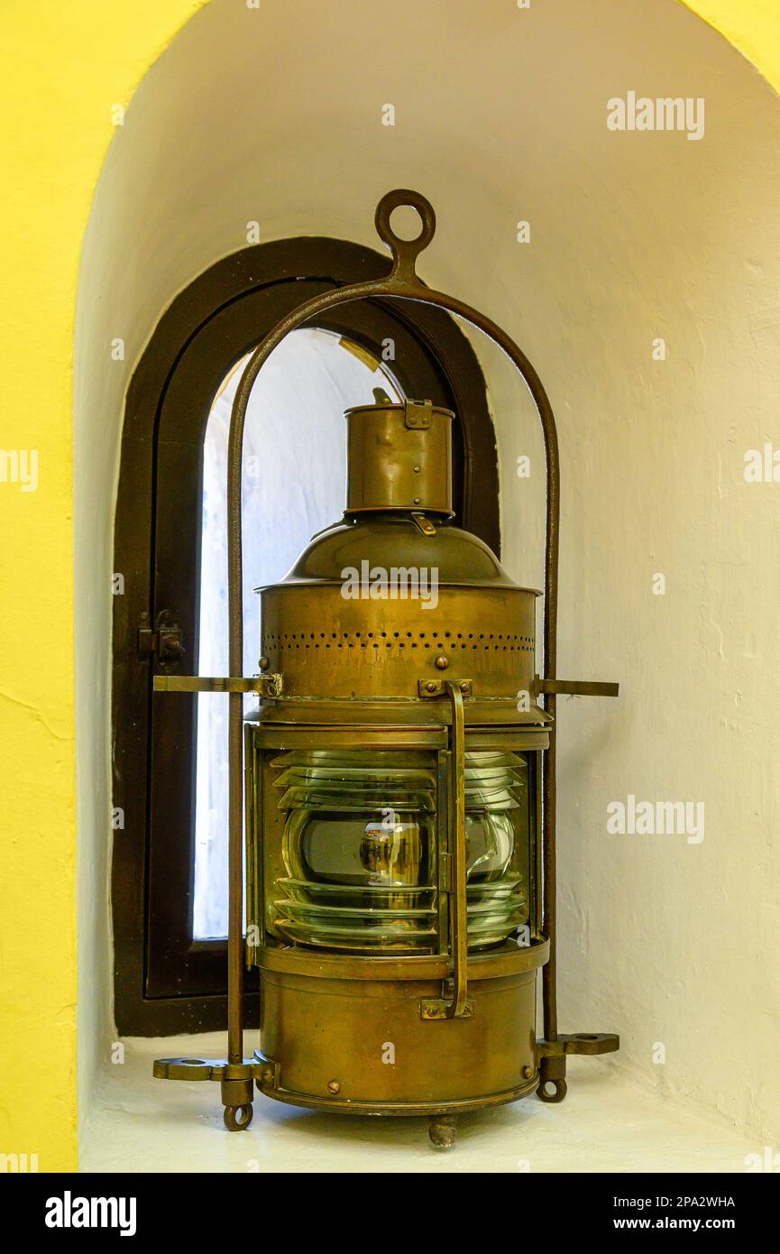 Antike Lampe, die in spanischen Schiffen der Vergangenheit verwendet wurde.  Auf Spanisch heißt das Gebäude Torre del Oro Stockfotografie - Alamy