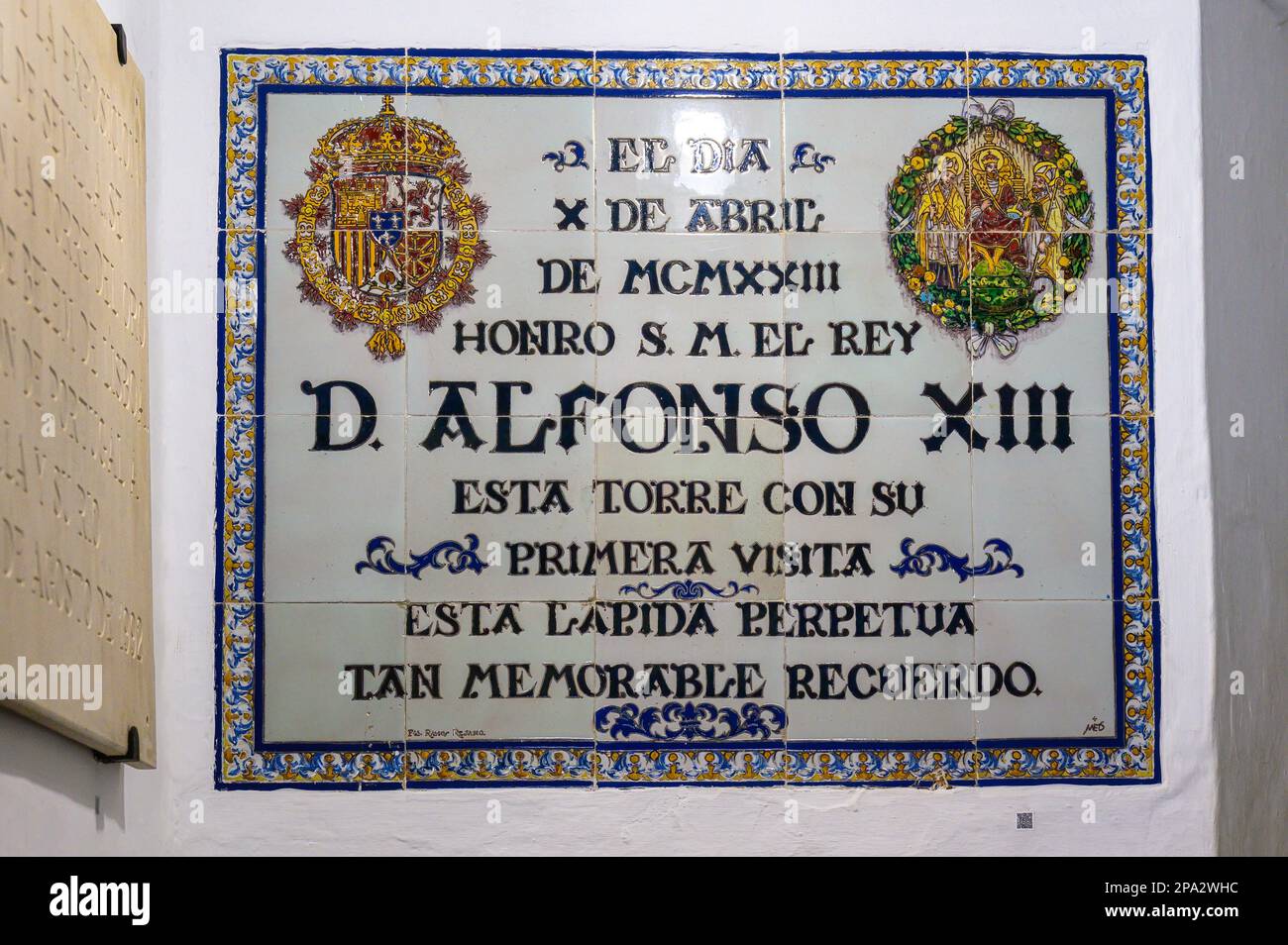 Keramikfliesen-historische Plakette zum ersten Besuch von D. Alfonso XIII Auf Spanisch heißt das Gebäude Torre del Oro. Stockfoto