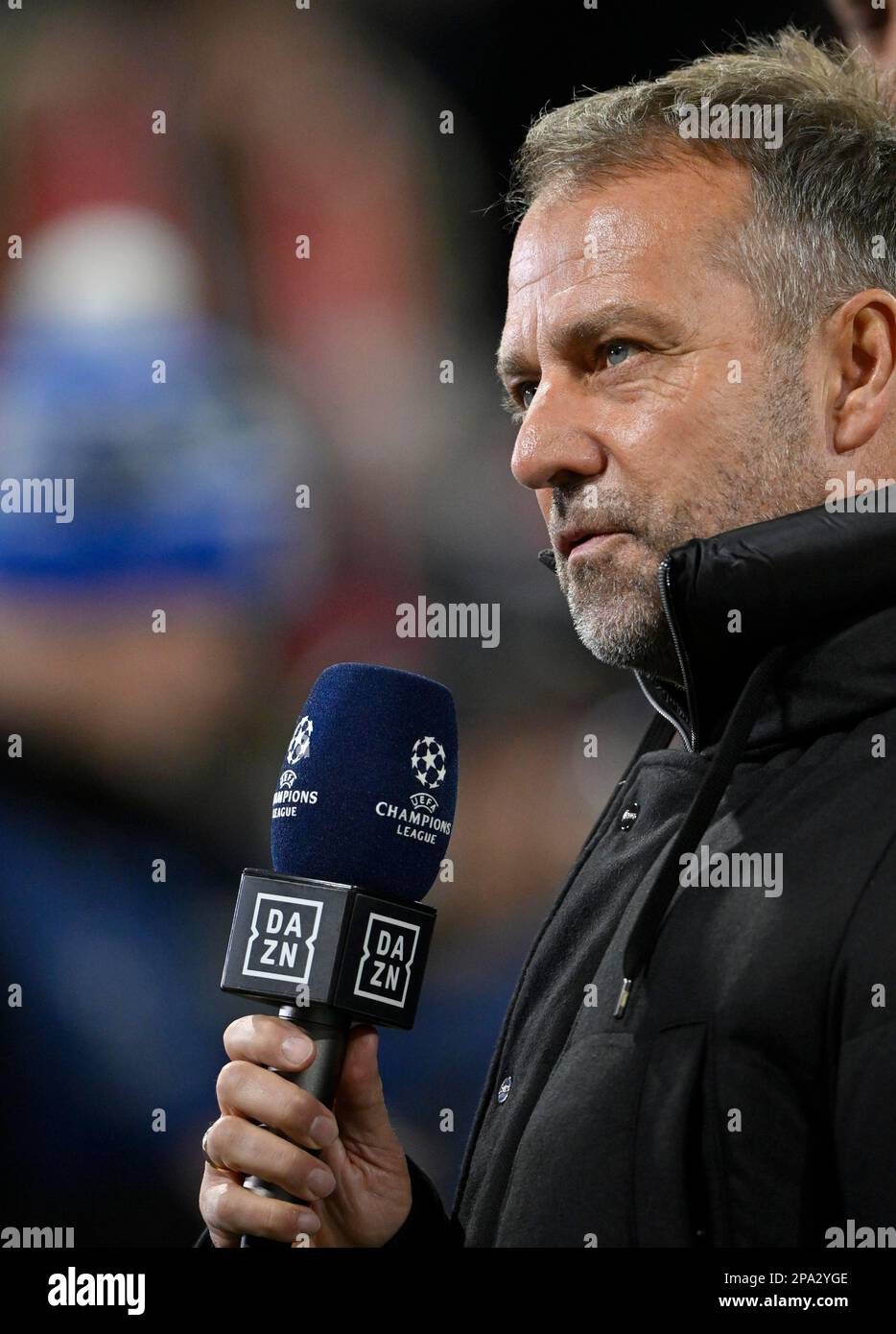 National Coach Hans-Dieter Hansi Flick interviewt von Mikrofon Logo DAZN, CL, Champions League Match, Allianz Arena, München, Bayern, Deutschland Stockfoto