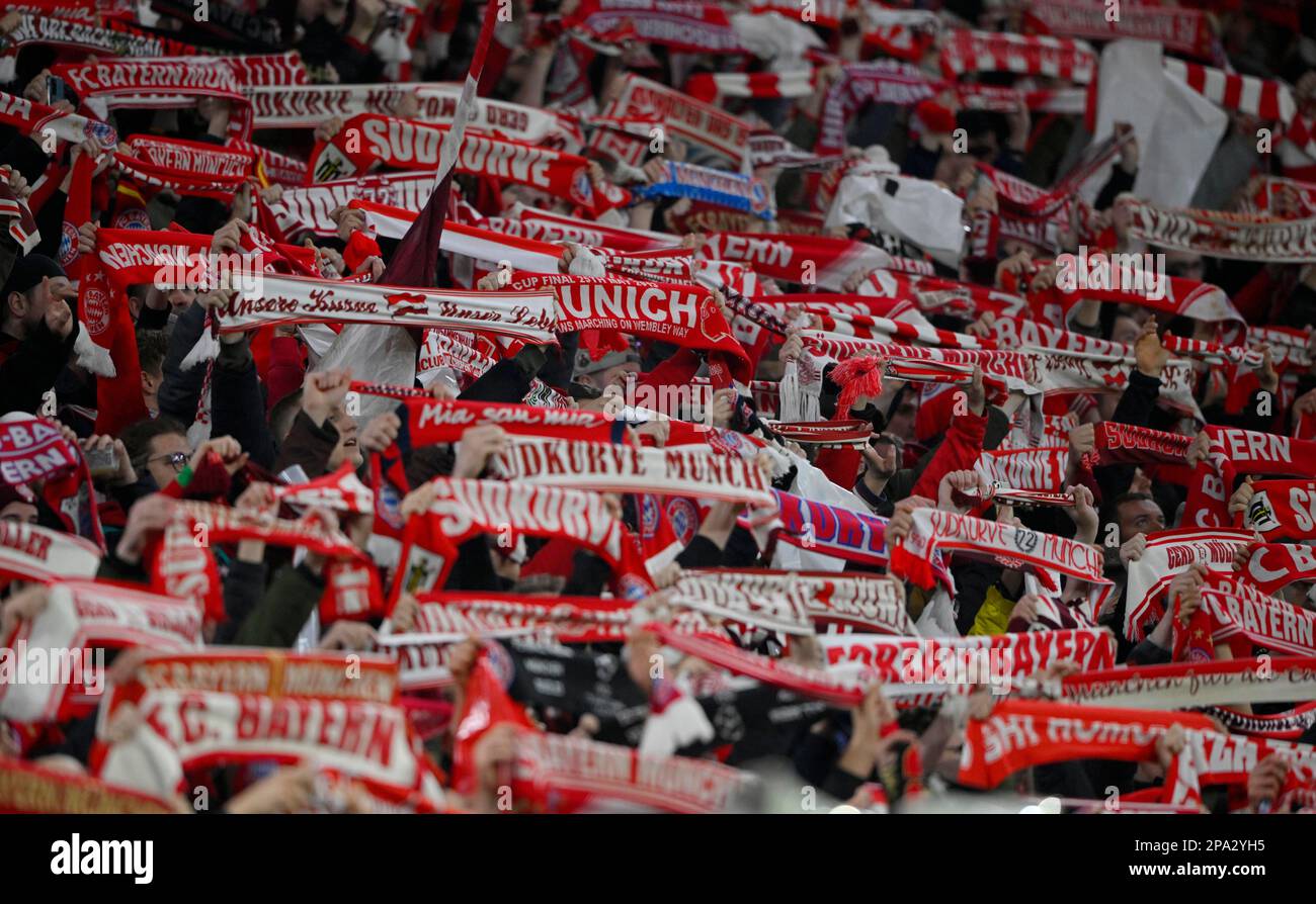 Fans der Suedkurve, Hold Up Schals, CL, Champions League Match, Allianz Arena, München, Bayern, Deutschland Stockfoto