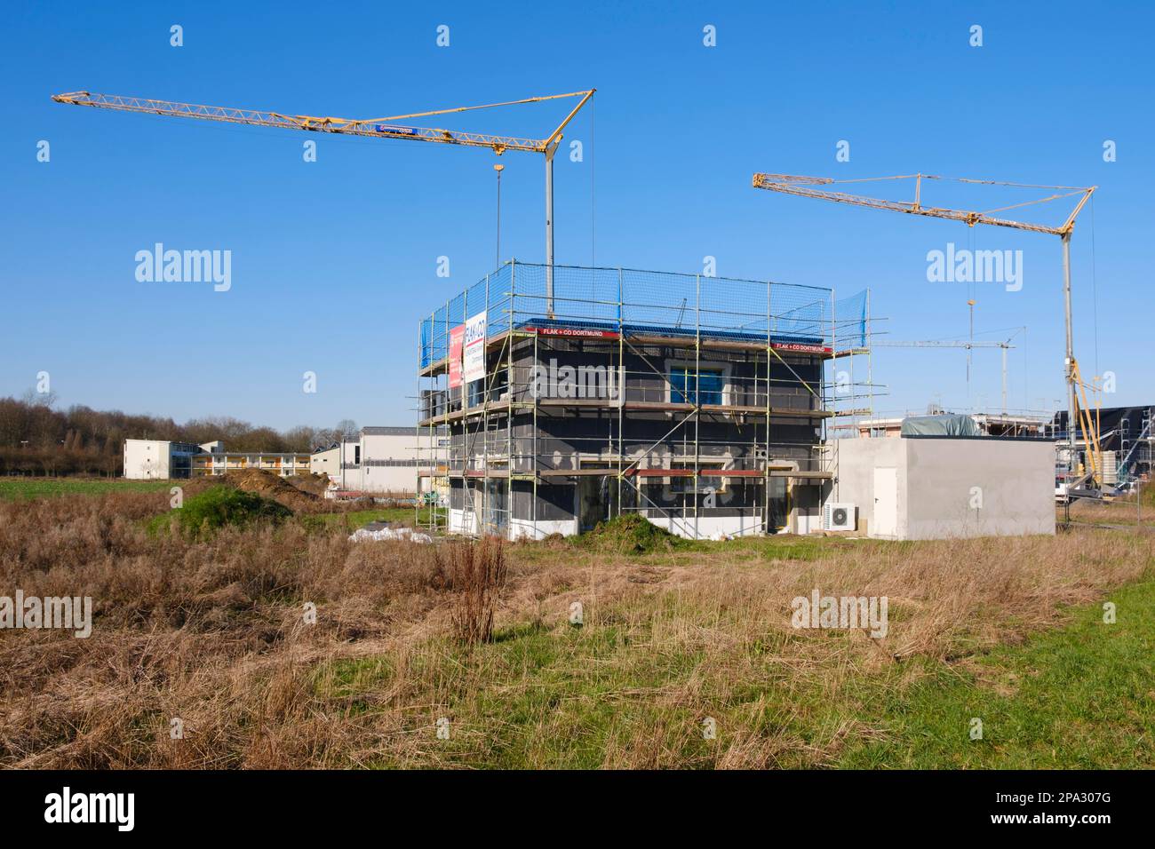 Wohngebäude mit Gerüsten und Flachdach, Baustelle in einem neuen Wohnhaus, Kamen, Nordrhein-Westfalen, Deutschland Stockfoto