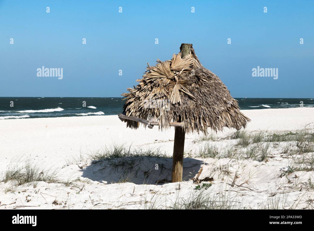 Rustikaler Sonnenschirm am Naples Beach. Stockfoto