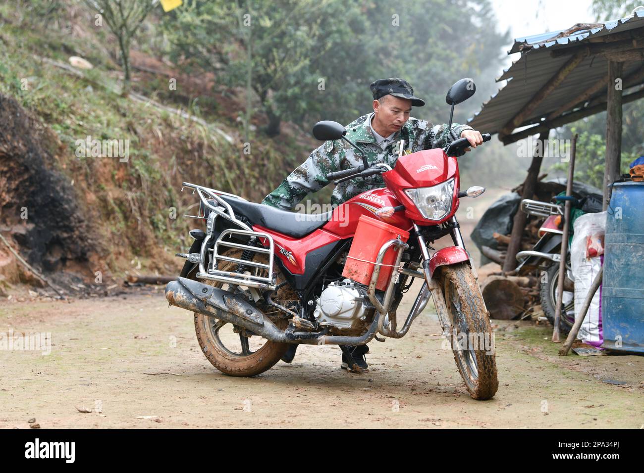 (230311) -- RONGJIANG, 11. März 2023 (Xinhua) -- Huang Tongwei bereitet sich auf die Patrouille eines Waldes in Rongjiang County, Qiandongnan Miao und der autonomen Präfektur Dong, Provinz Guizhou im Südwesten Chinas, 9. März 2023 vor. Es ist das 31. Jahr, in dem Huang Tongwei als Feueraussichtsturm auf einem 1991 erbauten und auf einem Berggipfel in der Provinz Rongjiang, Qiandongnan Miao und der autonomen Präfektur Dong in der Provinz Guizhou gelegenen Feueraussichtsturm tätig ist.1992, Huang wurde hier zum Brandaussichtspunkt und war verantwortlich für die Entdeckung von Waldbränden auf einer Fläche von mehr als 80.000 Mio. (ca. 5.333 Hektar) und Stockfoto