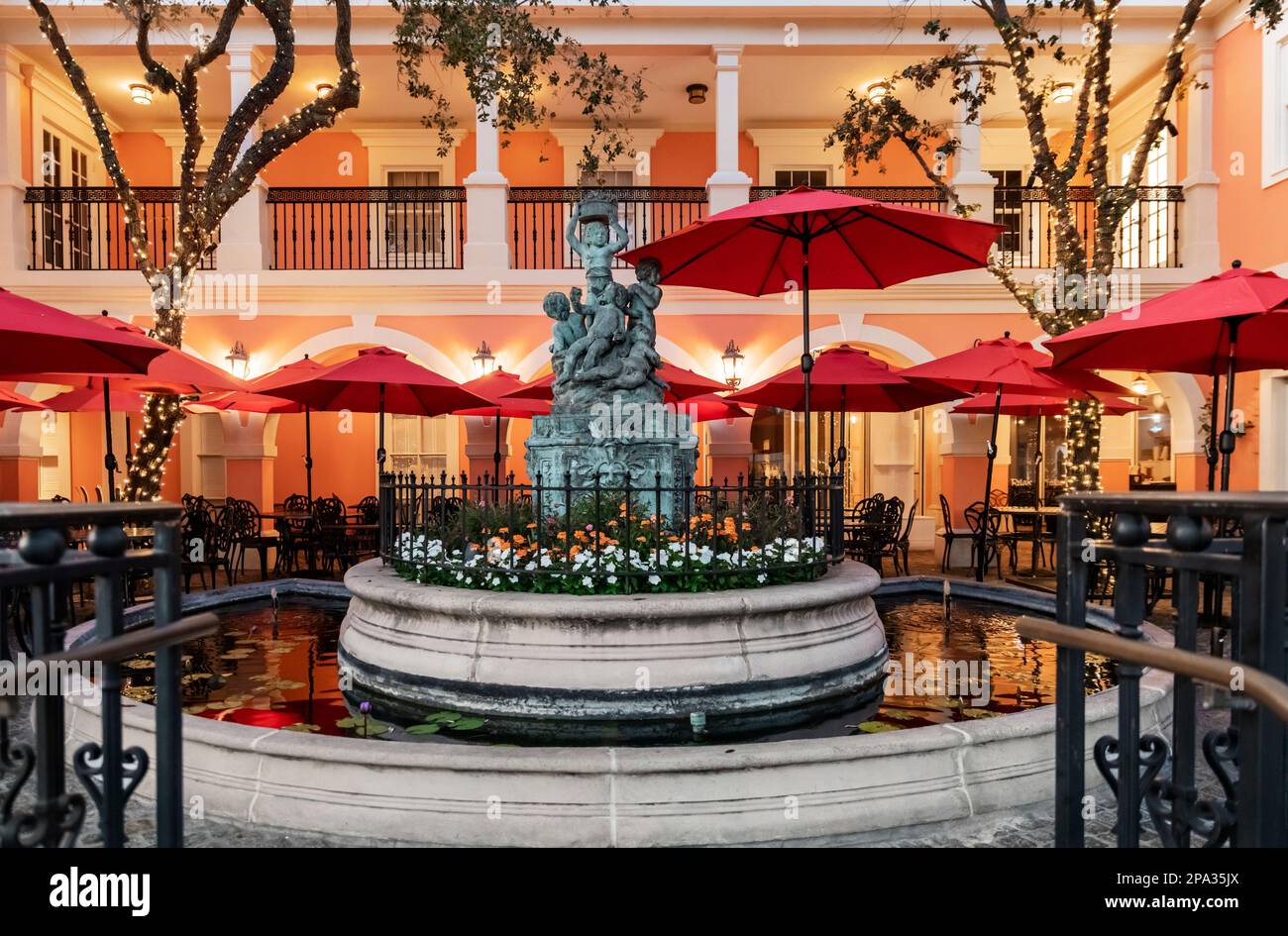 Innenhof mit Springbrunnen bei Jane's Cafe, Naples, Florida, USA. Stockfoto