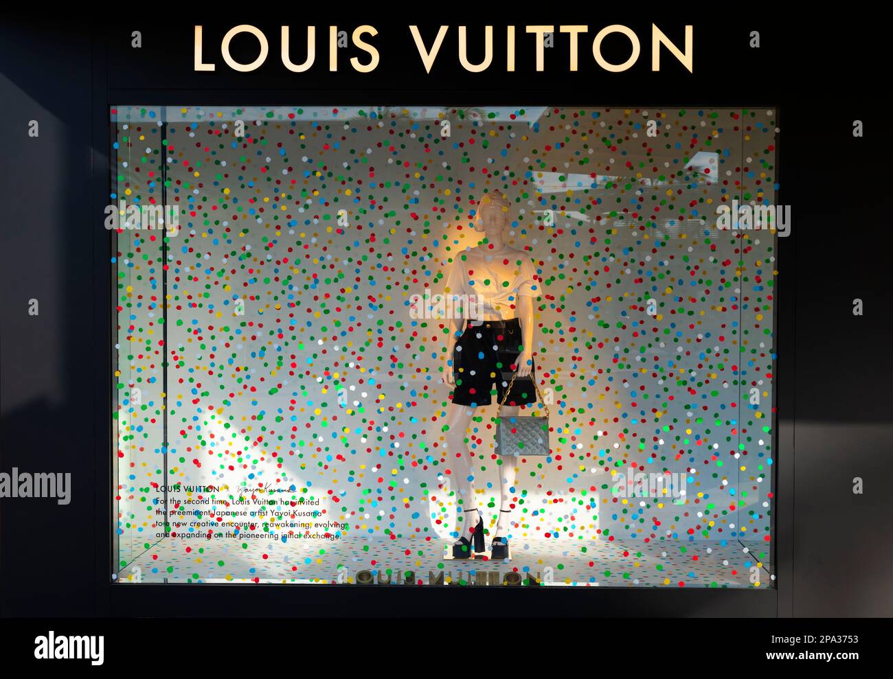 Louis Vuitton Fensterdesign in den Waterside Shops. Stockfoto