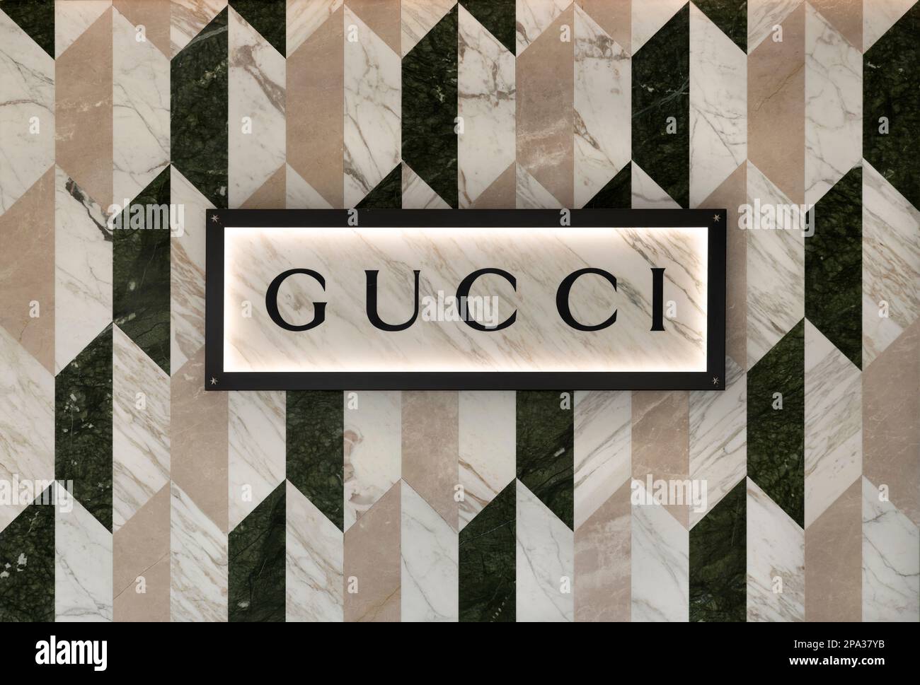 Gucci-Markenlogo auf der Außenfassade eines Geschäfts. Stockfoto