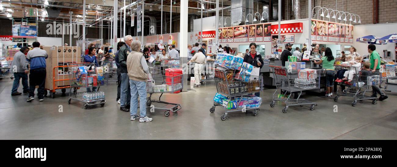 Costco shoppers wait in line to check out at Costco in Mountain View, Calif., Wednesday, May 28, 2008. Costco Wholesale says its fiscal third-quarter profit climbed 32 percent to top Wall Street expectations, Thursday, as cash-squeezed customers flocked to its warehouse clubs in search of bargains on food and toiletries. (AP Photo/Paul Sakuma) Stockfoto