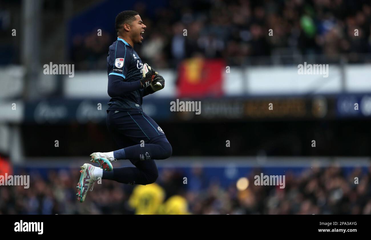 Der QPR-Torwart Seny Dieng feiert nach seinem ersten Tor während des Sky Bet Championship-Spiels in der Loftus Road, London. Foto: Samstag, 11. März 2023. Stockfoto