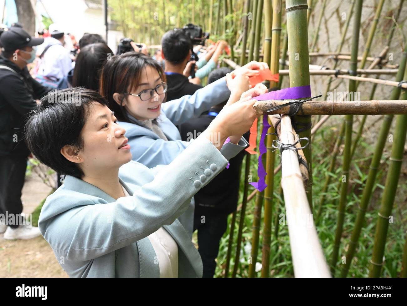 Fuzhou, Chinas Provinz Fujian. 11. März 2023. Die Menschen binden bunte Bänder, um Hua Zhao Jie, das bedeutet Blumenfestival, in einem Park in Fuzhou, südöstlich Chinas Provinz Fujian, am 11. März 2023 zu feiern. Kredit: Lin Shanchuan/Xinhua/Alamy Live News Stockfoto