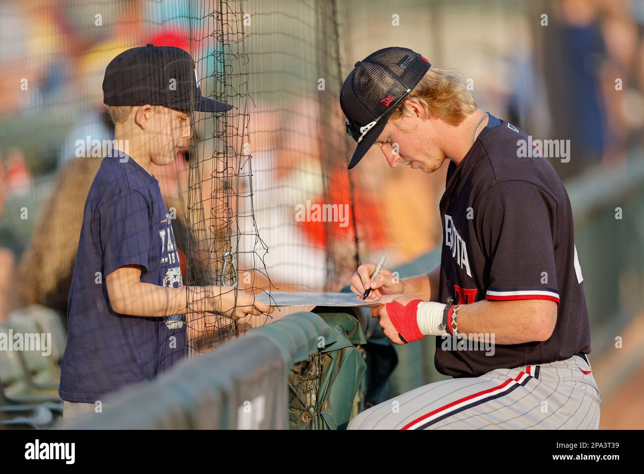 10. März 2023, Sarasota FL, USA; Minnesota Twins Infielder Ben Ross (23) signiert während eines MLB-Frühjahrstrainingspiels aga ein Geburtstagsschild für junge Fans Stockfoto