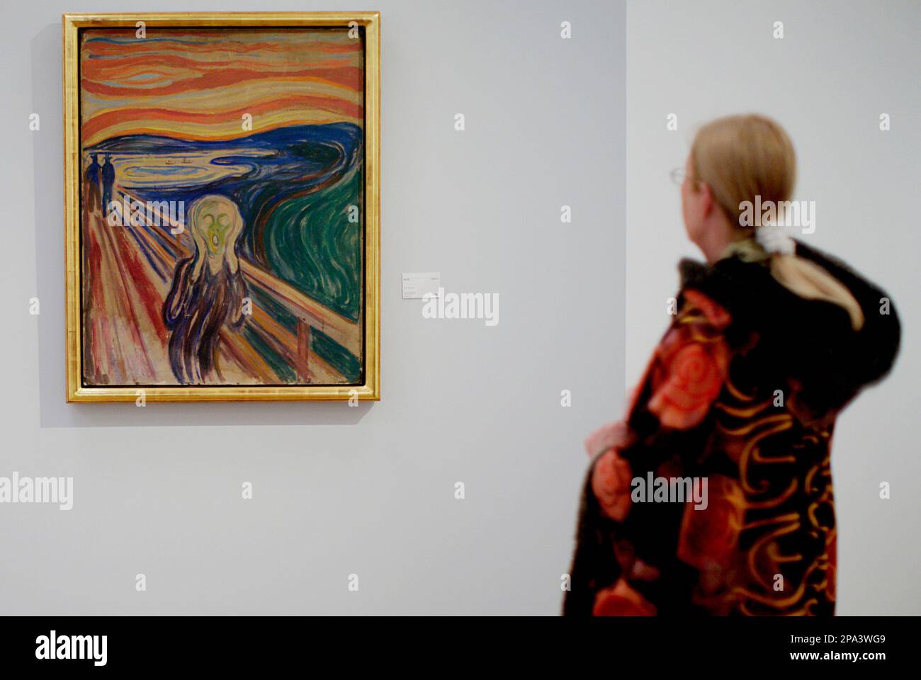 A visitor looks at Edvard Munch's painting "The scream" after it was restored, conserved and put back on show to the public at the Munch Museum in Oslo Friday May 23, 2008 , The painting was stolen from the Munch Museum in Oslo in August of 2004. (AP Photo/Stian Lysberg Solum / Scanpix Norway) ** NORWAY OUT ** Stockfoto