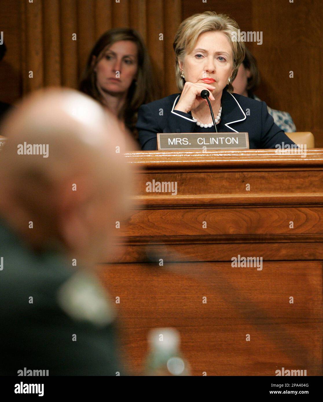 Senate Armed Services Committee member, Democratic presidential hopeful Sen. Hillary Rodham Clinton, D-N.Y. listens to a witness on Capitol Hill in Washington during the committee's hearing on the reappointment of Gen. David Petraeus to the grade of general and to be commander of the U.S. Central Command and the appointment of Lt. Gen. Raymond Odierno for appointment to the grade of general and to commander of the Multi-National Force-Iraq. (AP Photo/Susan Walsh) Stockfoto