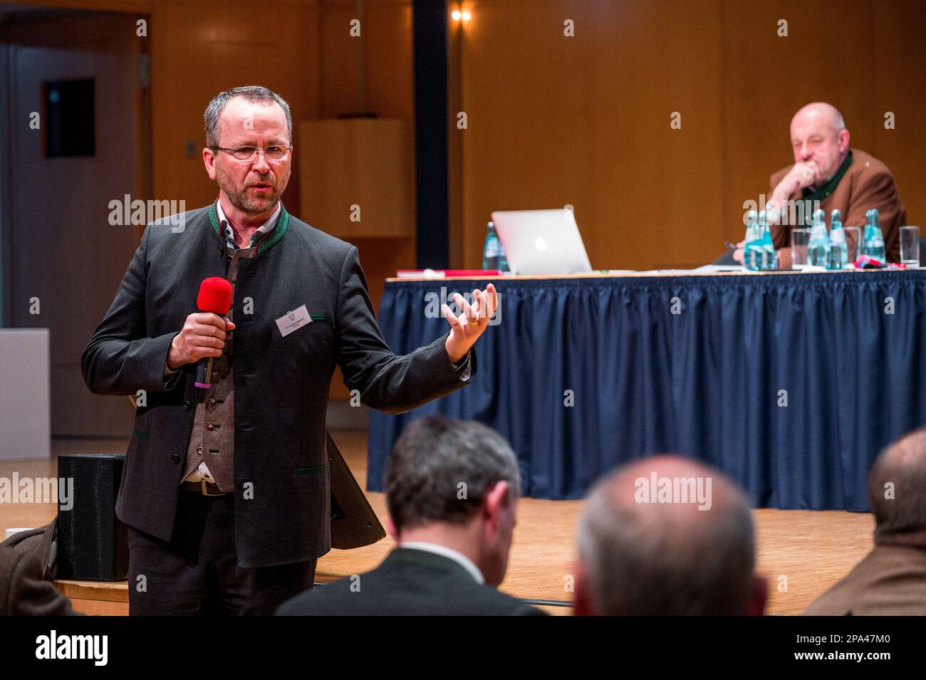 Hof, Deutschland. 11. März 2023. Ernst-Ulrich Wittmann (l), Leiter des Dachau District Jäger' Association, äußert seine Bedenken gegenüber dem derzeitigen Präsidenten Ernst Weidenbusch und Gutachter Robert Pollner während der Landesversammlung des Bayerischen Jagdverbands. Kredit: Daniel Vogl/dpa/Alamy Live News Stockfoto