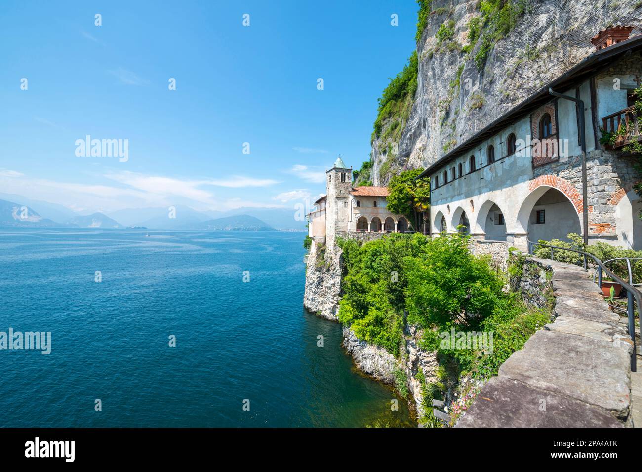 Eremo di Santa Caterina del Sasso in Leggiuno, Lombardei in Italien. Stockfoto