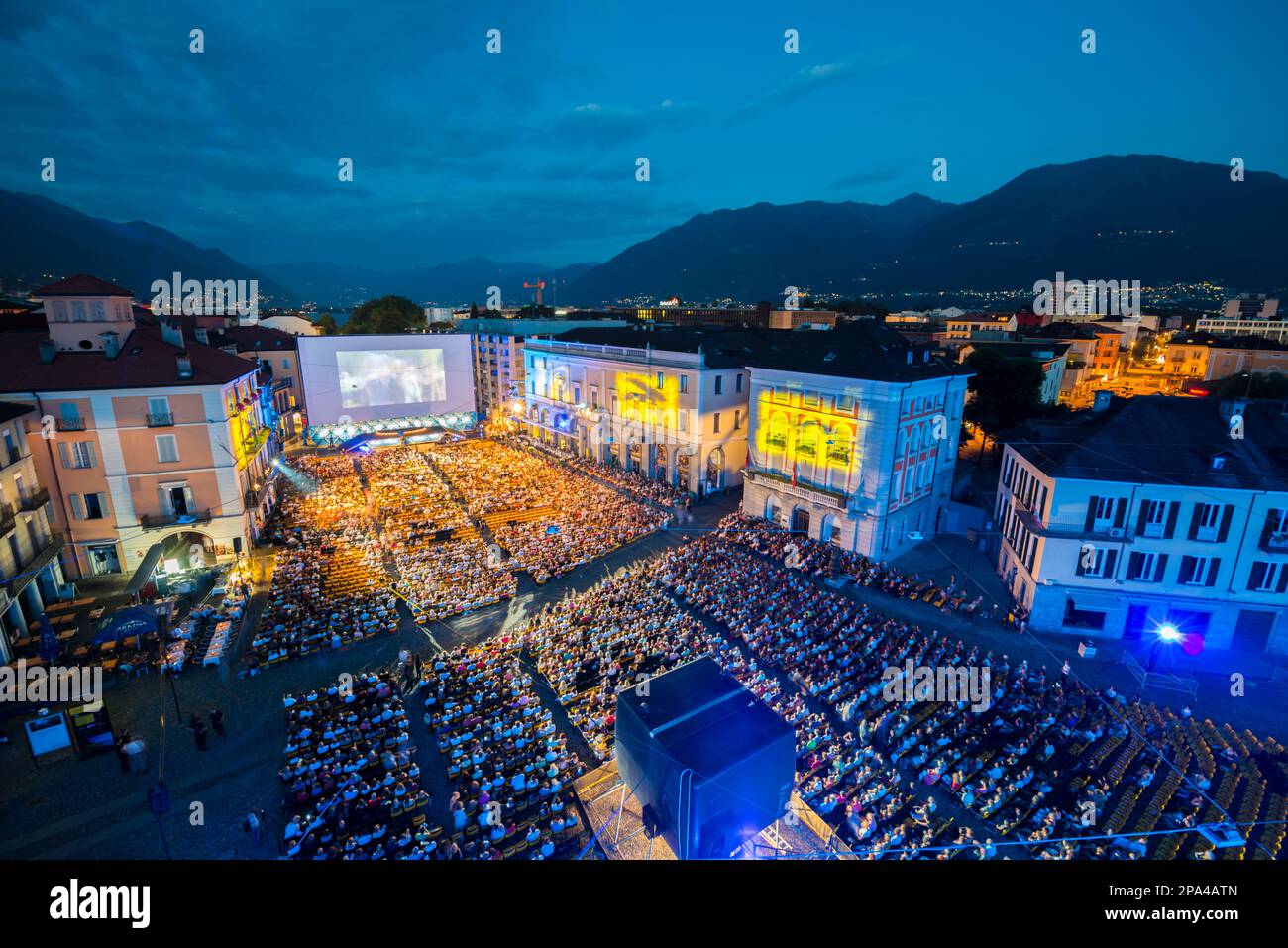 Blick aus der Vogelperspektive auf den Stadtplatz Locarno in der Abenddämmerung und das Filmfestival in Tessin, Schweiz. Stockfoto